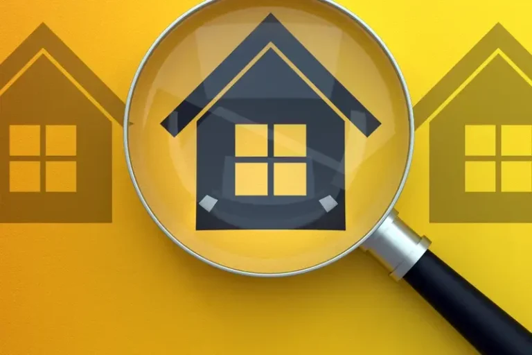Icono de una casa ampliado con una lupa sobre un fondo amarillo.